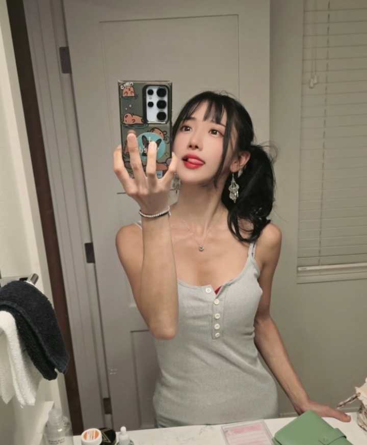 【蜗牛电竞】性感女主播滑雪被困