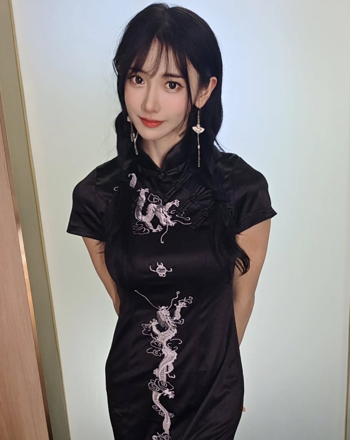 【蜗牛电竞】性感女主播滑雪被困