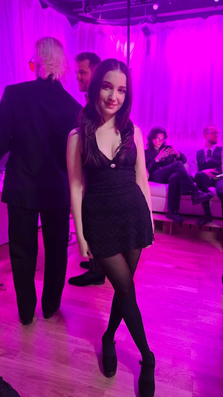 外网女主播让别人用游戏手柄控制自己 结果被刺激到不能走直线