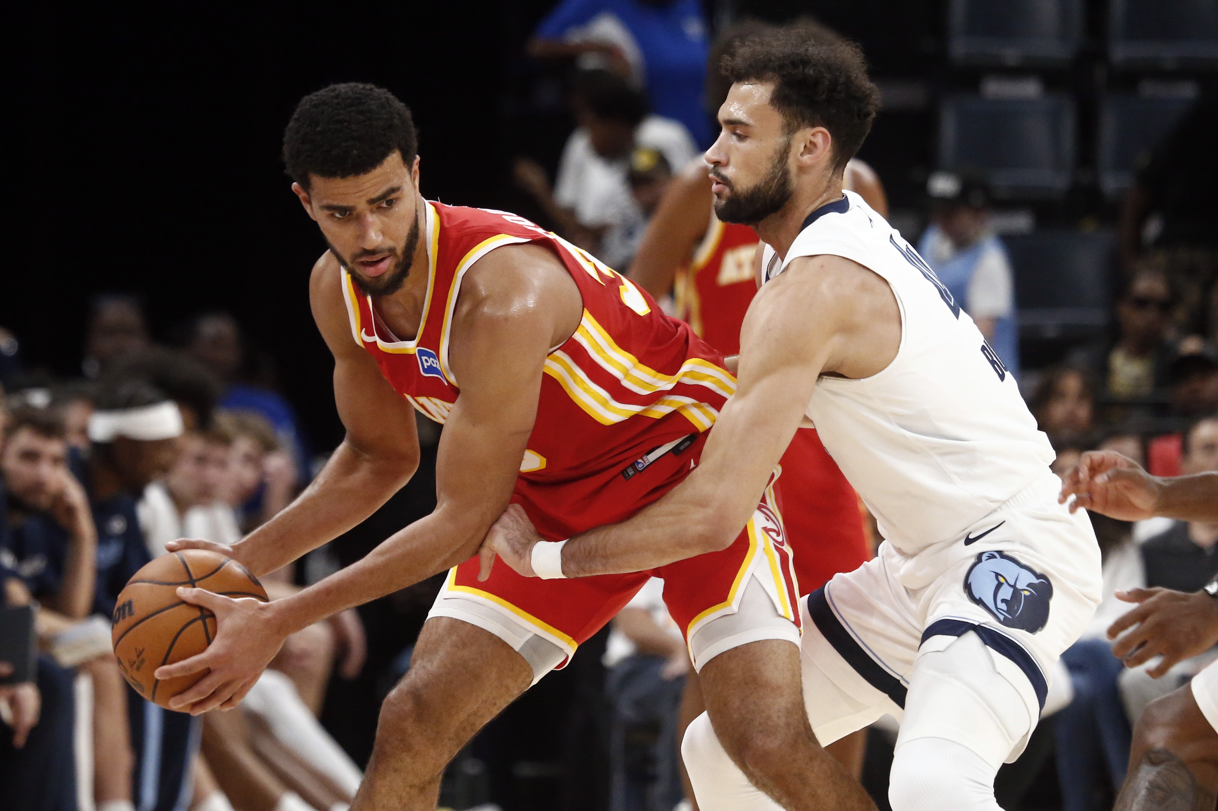 名记：老鹰准备将双向合同球员休斯坦合同转正 计划裁掉久里西奇