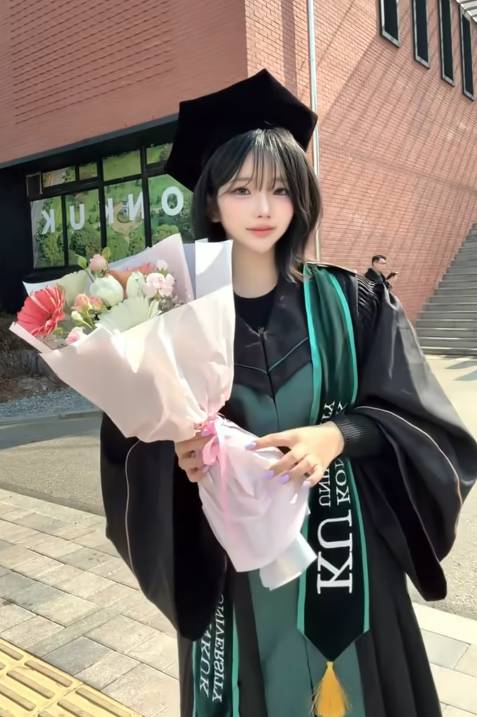 【蜗牛电竞】居然还是计算机工程专业的学生!剑星伊芙新体模雪花官宣毕业