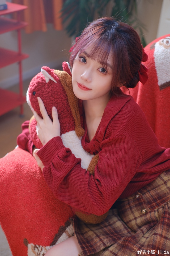 LPL女主持小钰晒照:迎财神咯~财神爷爷请多来!!!