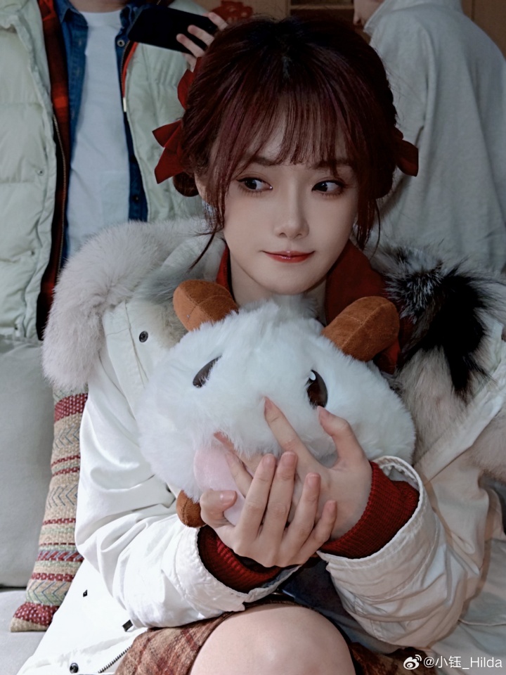 LPL女主持小钰晒照:迎财神咯~财神爷爷请多来!!!