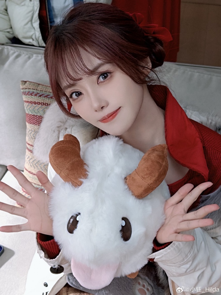 LPL女主持小钰晒照:迎财神咯~财神爷爷请多来!!!