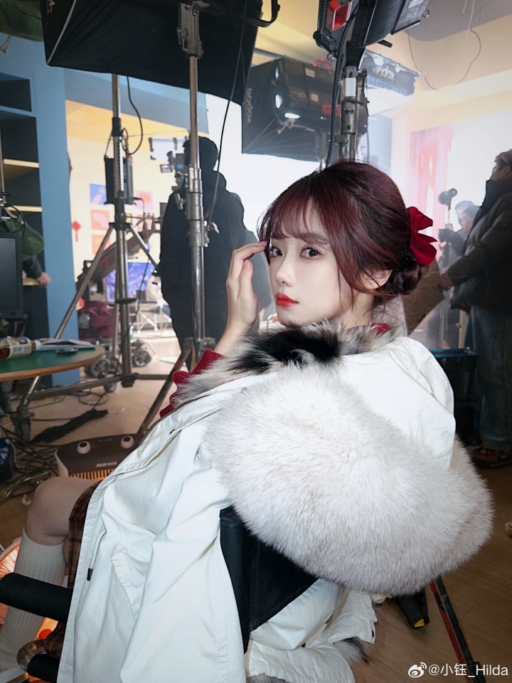 LPL女主持小钰晒照:迎财神咯~财神爷爷请多来!!!