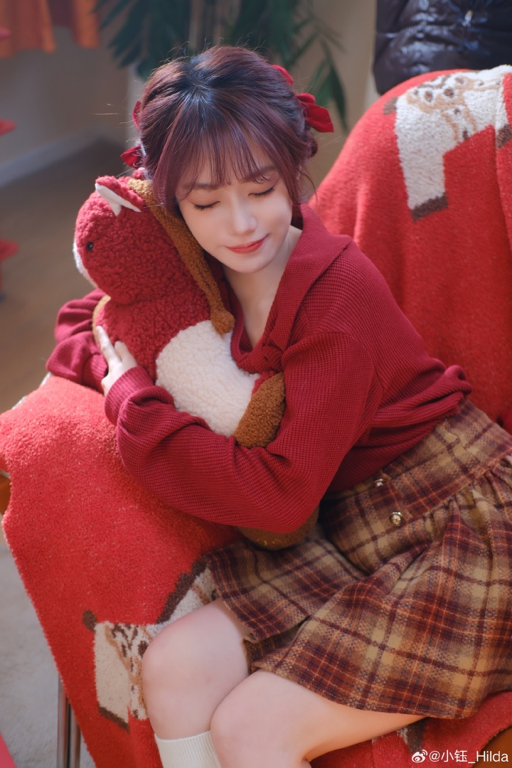 LPL女主持小钰晒照:迎财神咯~财神爷爷请多来!!!