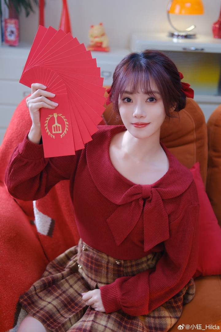 LPL女主持小钰晒照:迎财神咯~财神爷爷请多来!!!