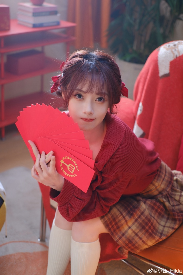 LPL女主持小钰晒照:迎财神咯~财神爷爷请多来!!!