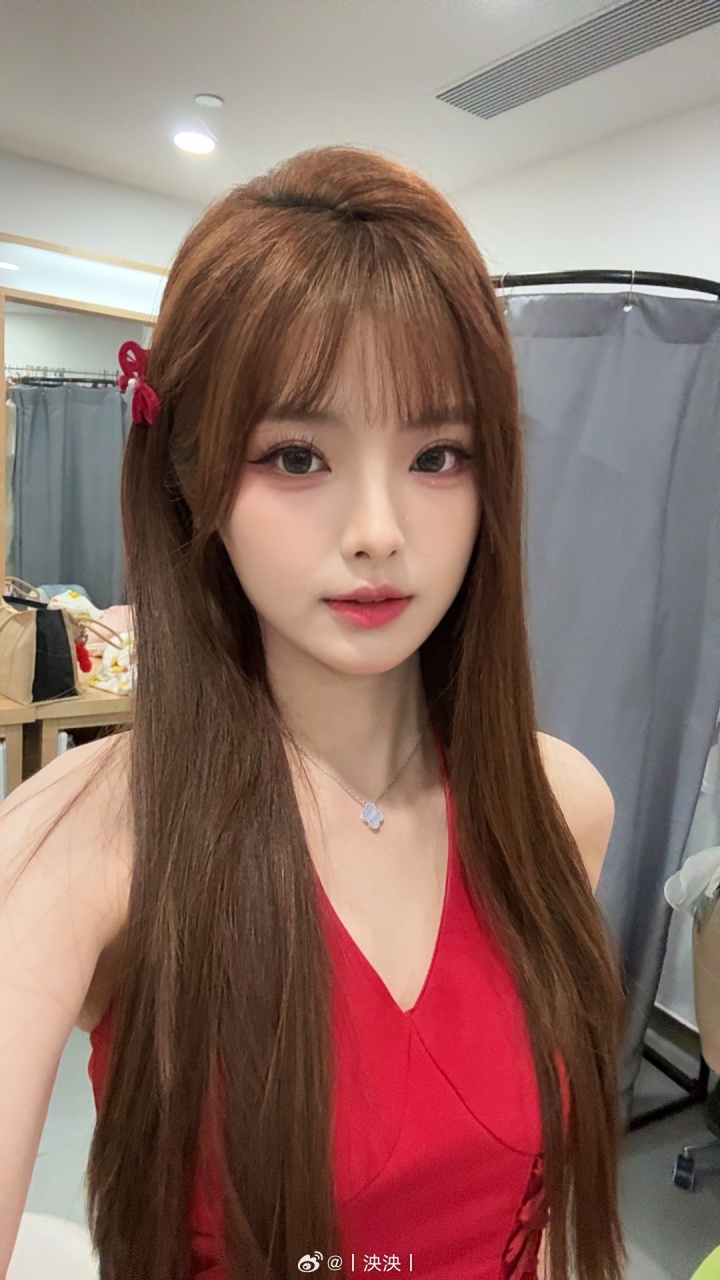 LPL互动女主持人泱泱晒照：春节假期就要结束嘞~准备开工~