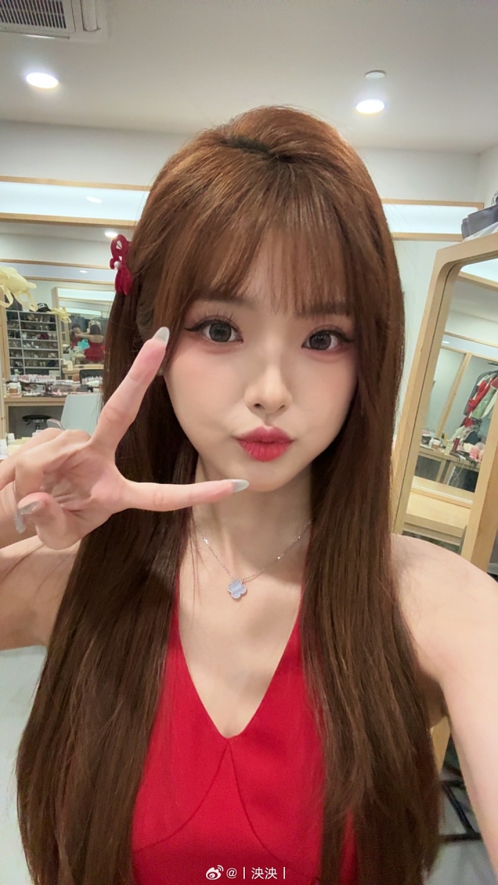 【万博电竞】LPL互动女主持人泱泱晒照：春节假期就要结束嘞~准备开工~