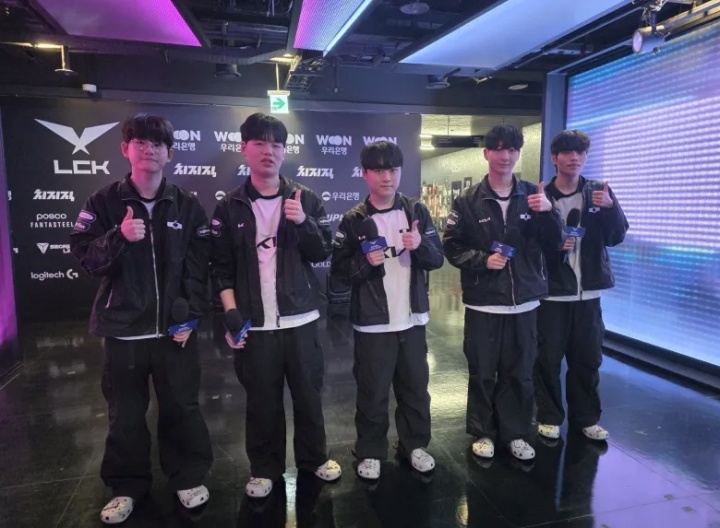 DK管理层分享休息室赛后照片:打野和AD喜笑颜开~