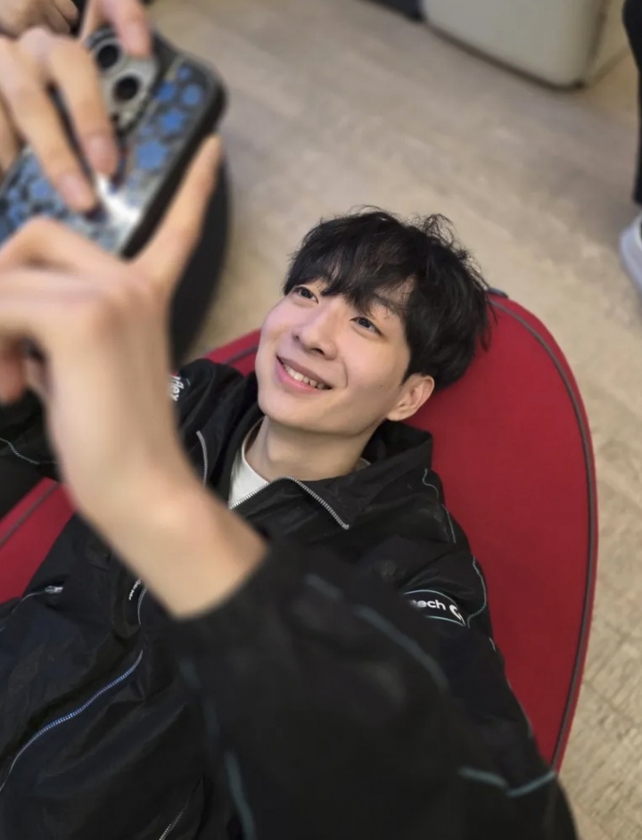 DK管理层分享休息室赛后照片：打野和AD喜笑颜开~