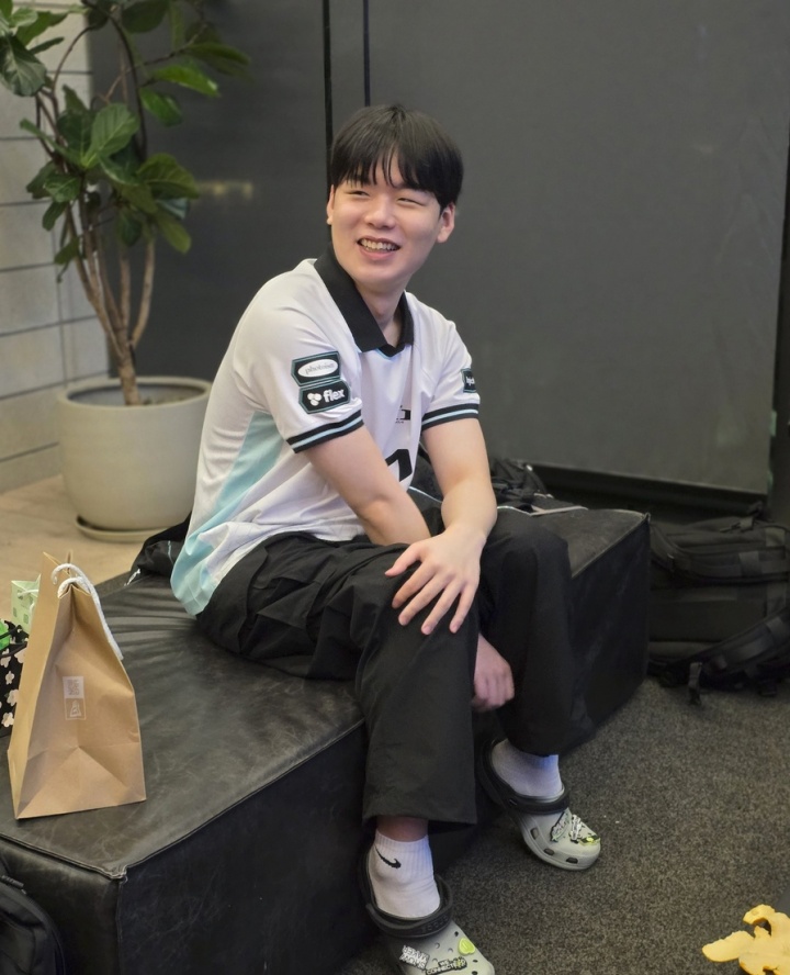 DK管理层分享休息室赛后照片：打野和AD喜笑颜开~