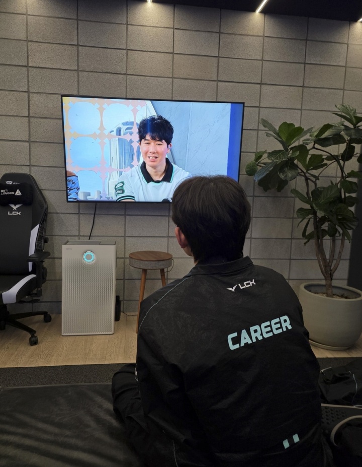 DK管理层分享休息室赛后照片：打野和AD喜笑颜开~