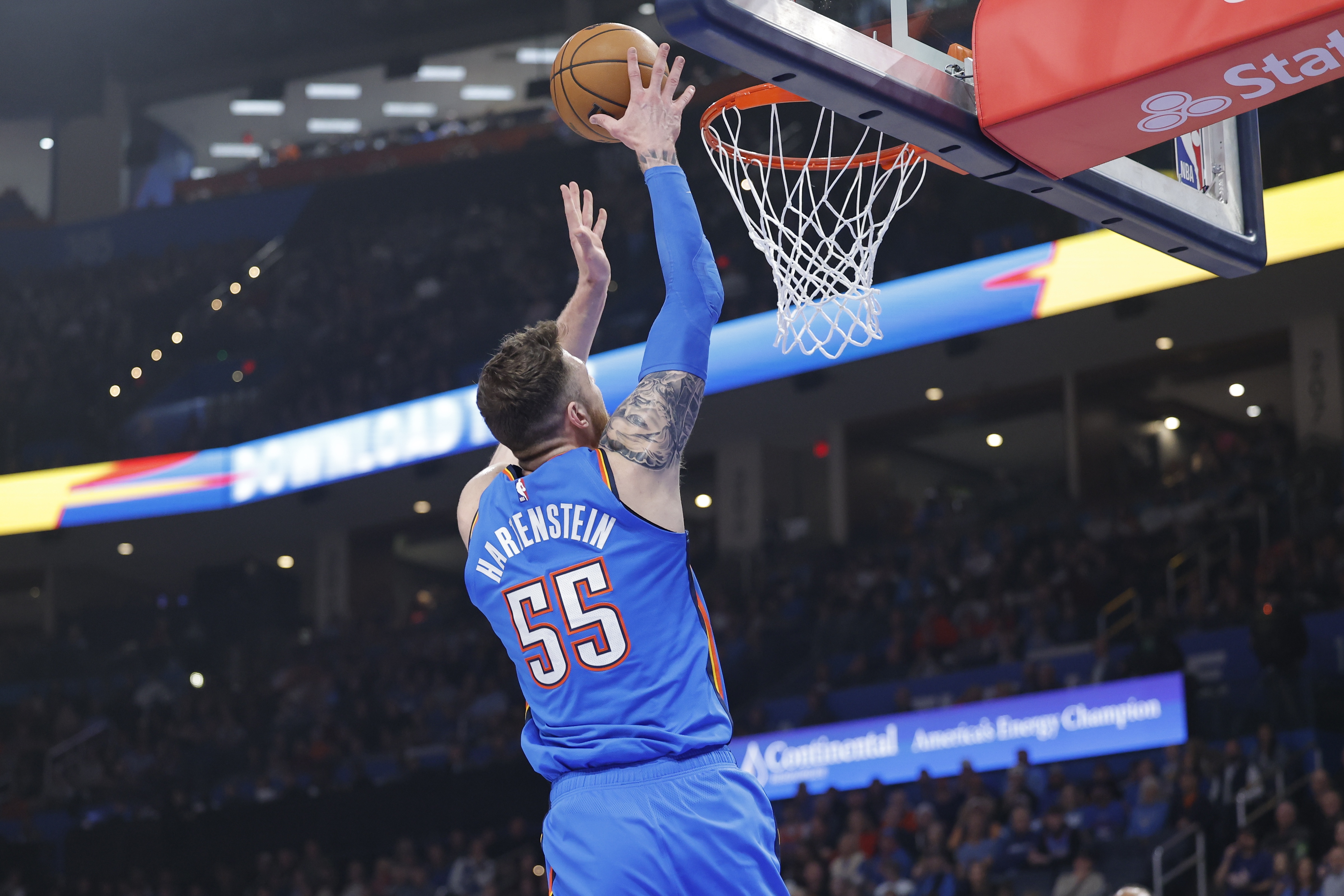 [推荐]华莱士：哈滕的挡拆非常棒 这让我有机会摆脱对手内线冲击篮下(图1)