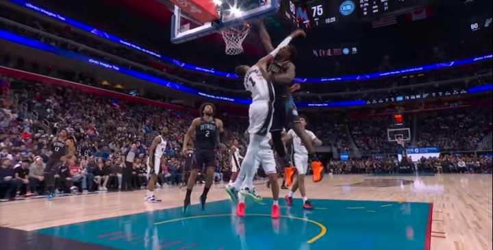 这比赛过瘾啊！过瘾！杜伦接球无惧文班隔扣2+1！