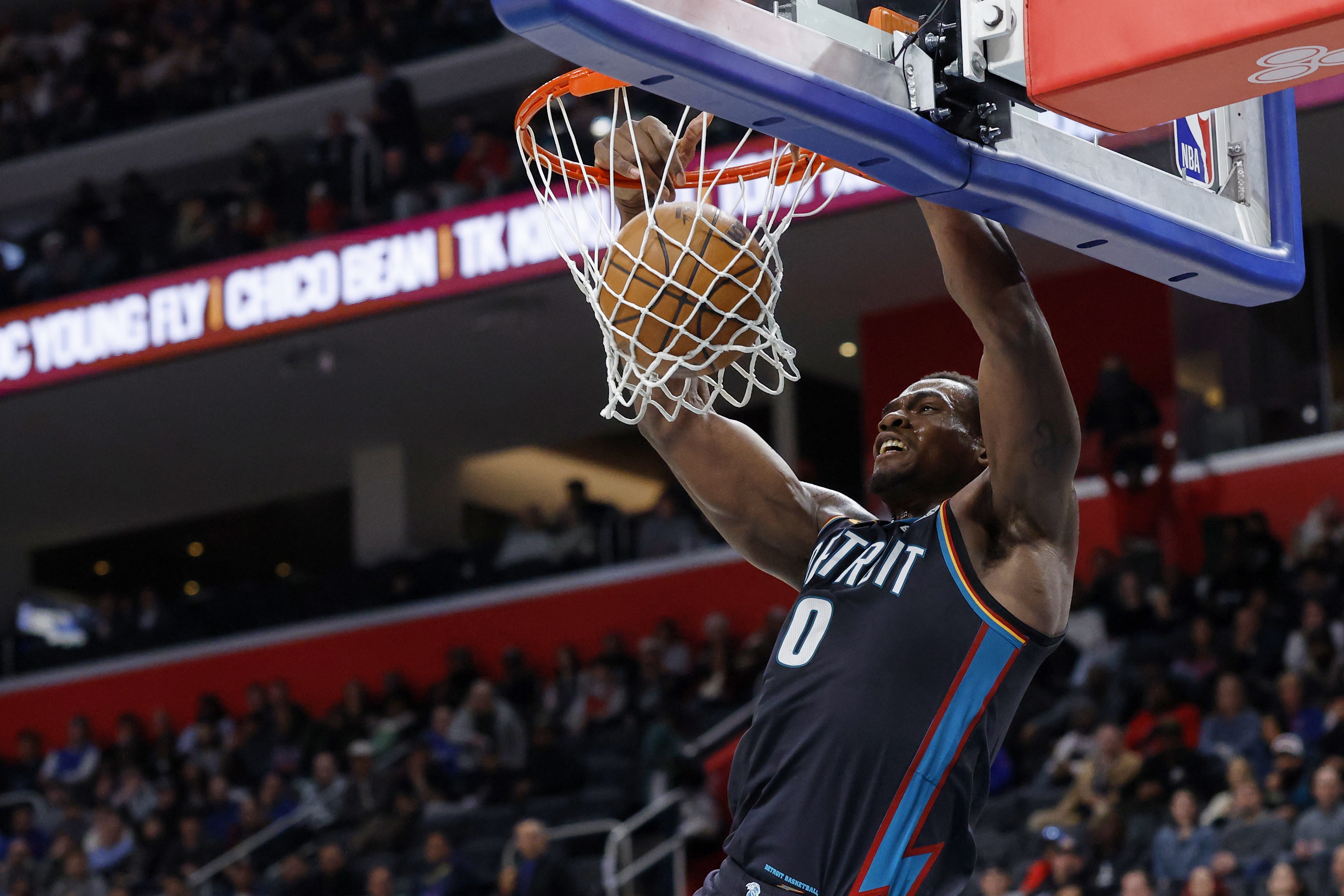 超高效两双难救主！杜伦13中10拿下25分14板1助2断 7前场板