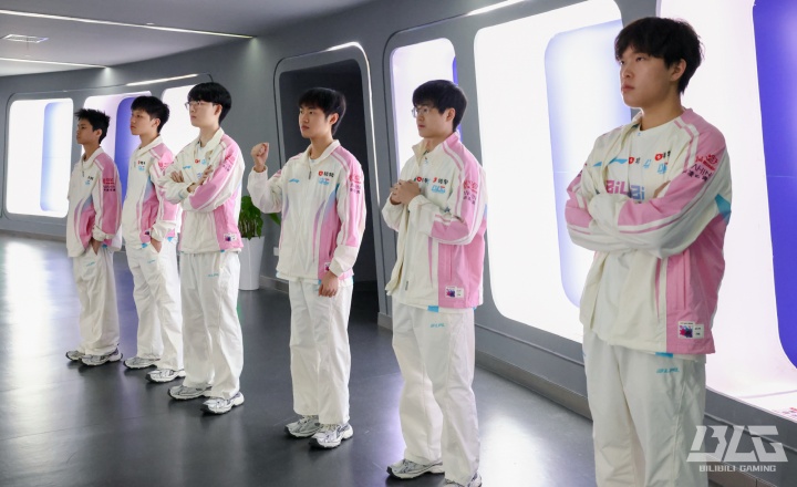 【万博电竞】二次元这一块！BLG官方分享赛后海贼王经典站位合影：一步一个脚印！