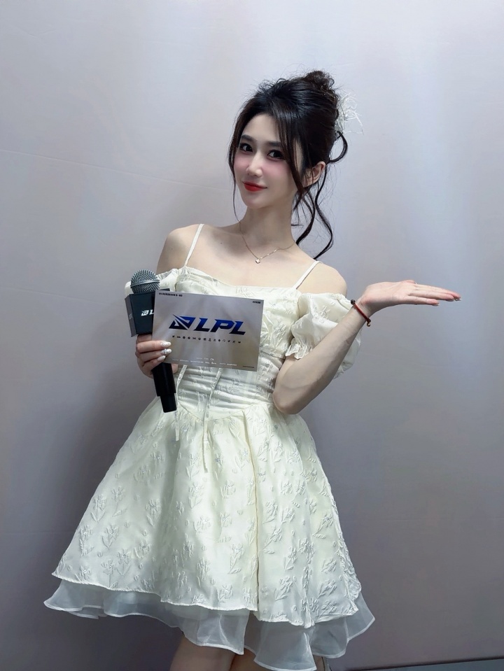 【万博电竞】主持小悠珊珊更博晒照：最快的一集！已经闪现到高铁站了