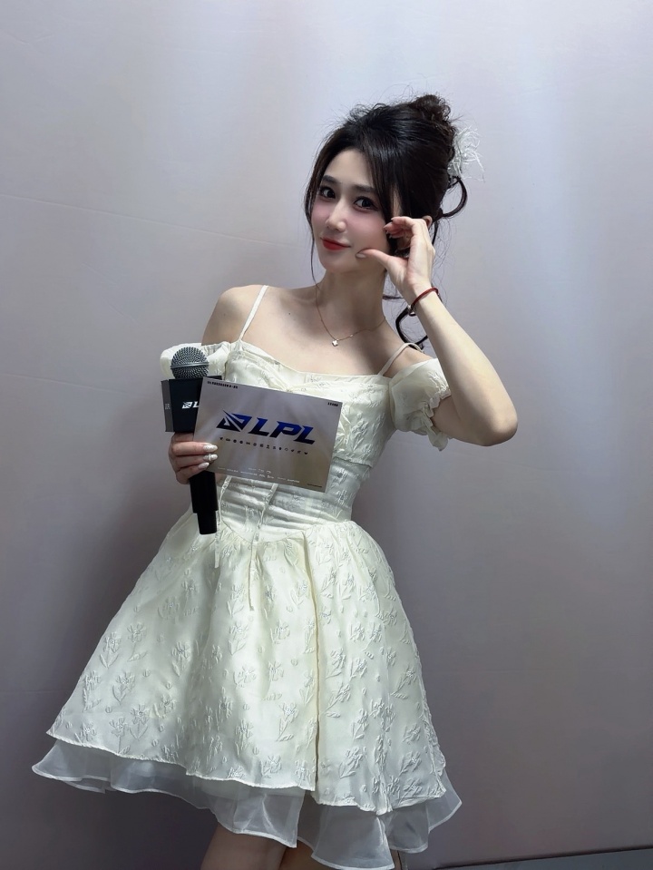 【万博电竞】主持小悠珊珊更博晒照：最快的一集！已经闪现到高铁站了