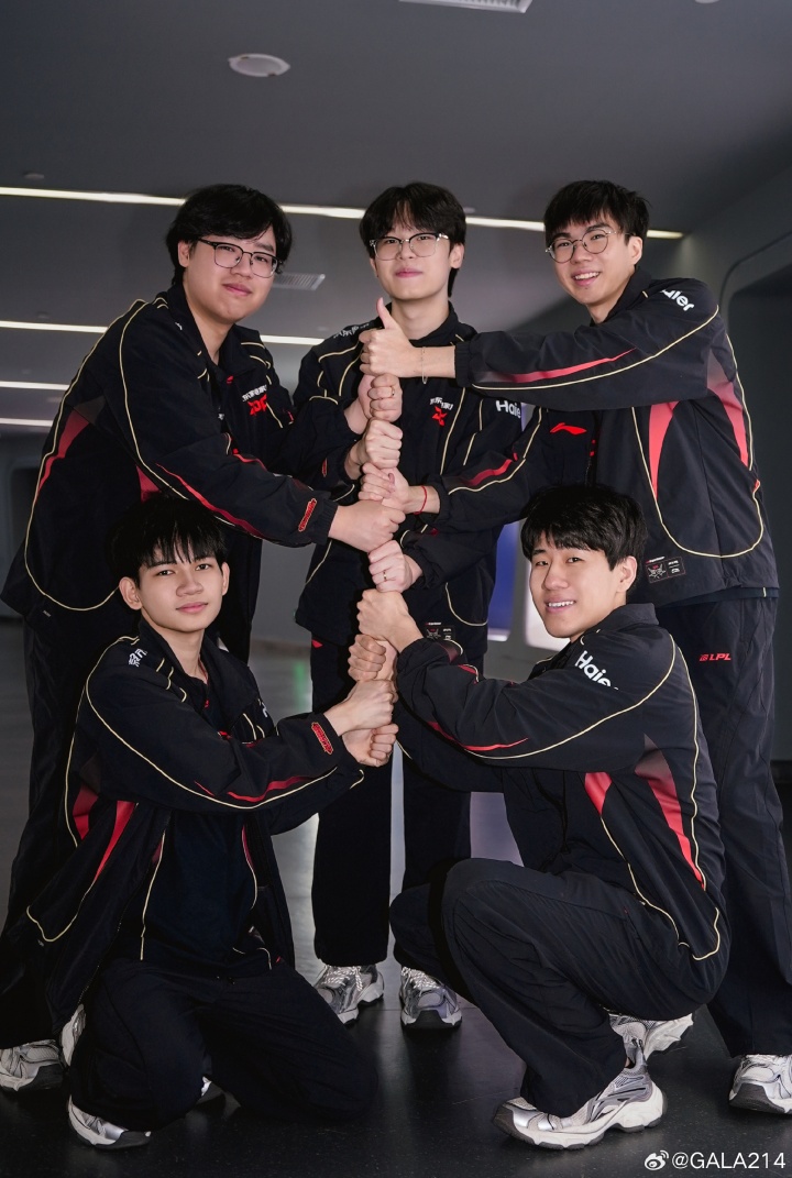 【万博电竞】GALA赛后晒JDG全员合影：兄弟们打得好啊，再继续加油