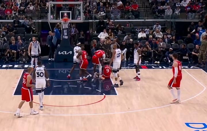 麦丹一把拉下马瑟林吃一级恶意 邓恩背后杀出紧揪前者球衣出头吃T