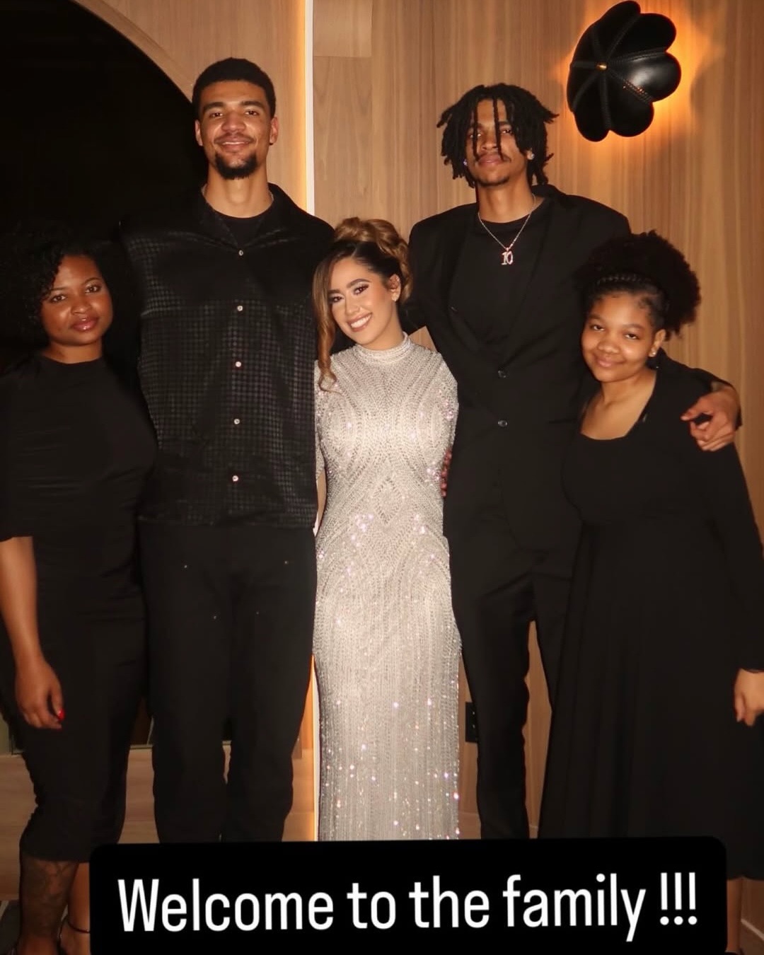 【热火】选中后直接求婚！21岁的韦尔结婚了 女方大了他5岁+只是普通人！(图2)