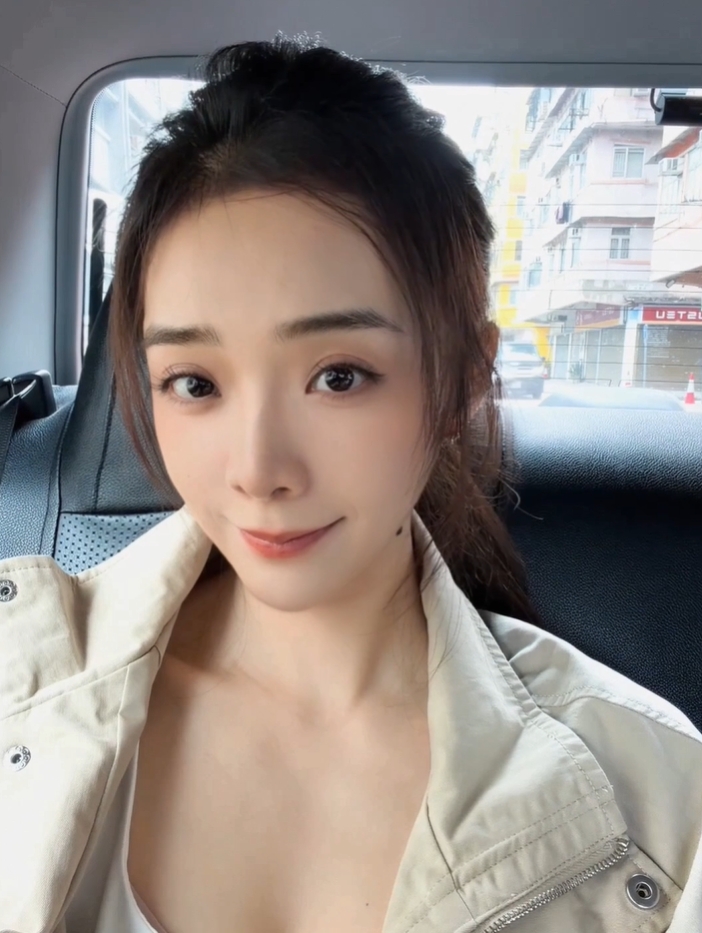 余霜晒与管泽元线下观赛LCK决赛合照:徒步👣【球盟会】