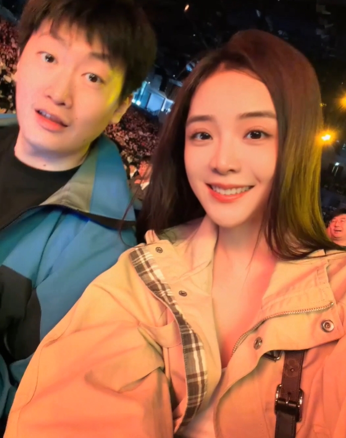 余霜晒与管泽元线下观赛LCK决赛合照:徒步👣【球盟会】