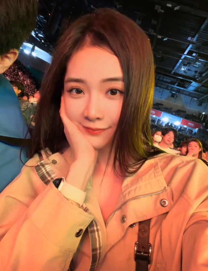 余霜晒与管泽元线下观赛LCK决赛合照:徒步👣【球盟会】