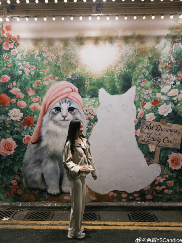 余霜晒与管泽元线下观赛LCK决赛合照:徒步👣【球盟会】