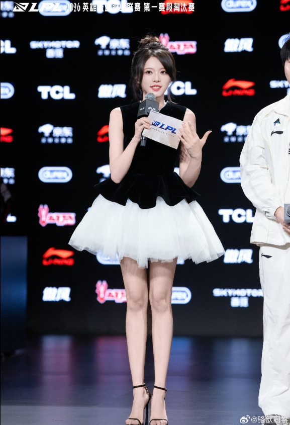 好腿!主持骆歆晒照:打卡年后LPL第一天班😉【球盟会】