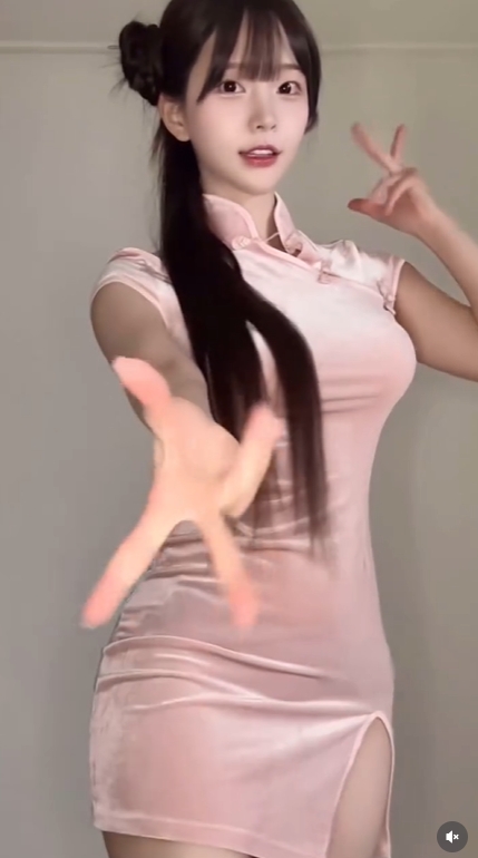 韩版《完蛋美女》演员mj晒照:粉色小旗袍,可爱捏😊