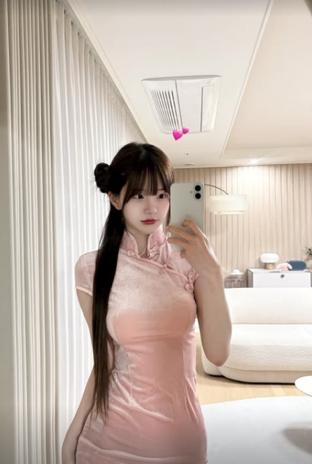 韩版《完蛋美女》演员mj晒照:粉色小旗袍,可爱捏😊