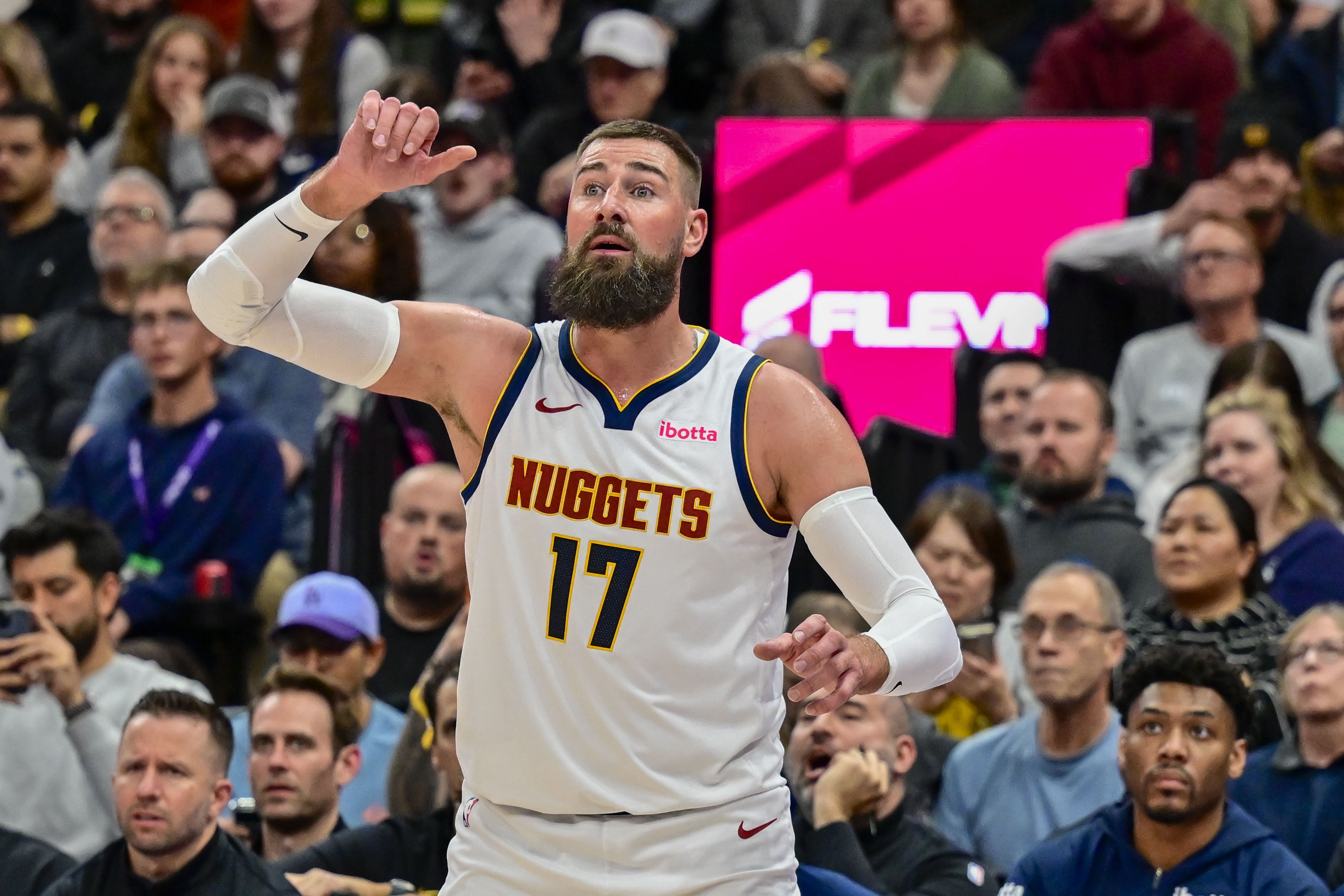 【新闻前线】板凳匪徒！瓦兰丘纳斯和斯特劳瑟合计12中10贡献25分 且0失误(图1)