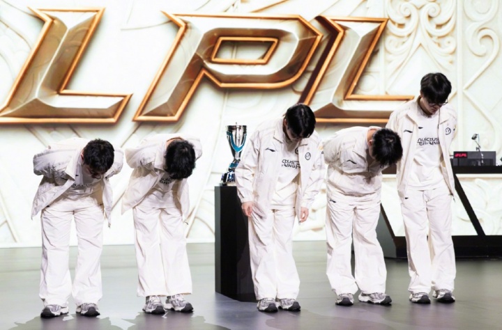 【万博电竞】iG赛后更博:无论是鼓励还是批评都会化为支撑我们继续前行的力量