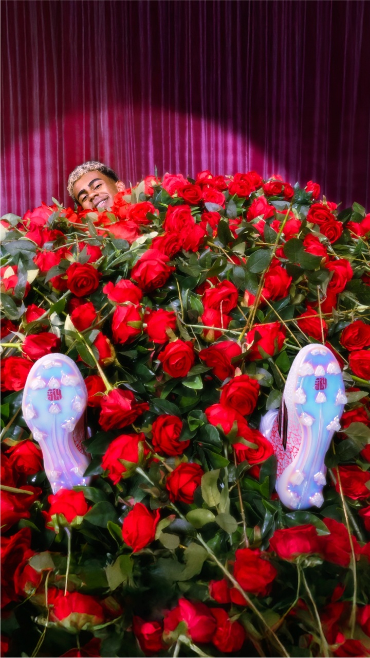 [体育头条]阿迪达斯发布亚马尔个人款F50“心之猎手”战靴 纯白色点缀红玫瑰(图4)