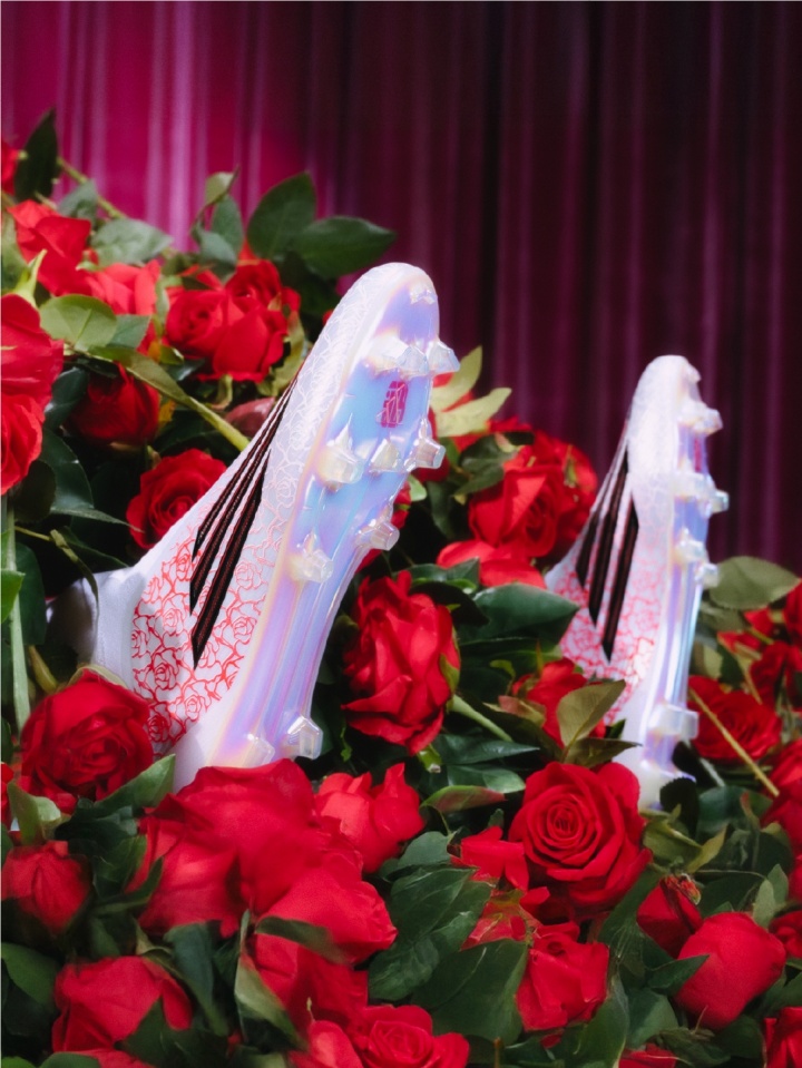 [体育头条]阿迪达斯发布亚马尔个人款F50“心之猎手”战靴 纯白色点缀红玫瑰(图2)