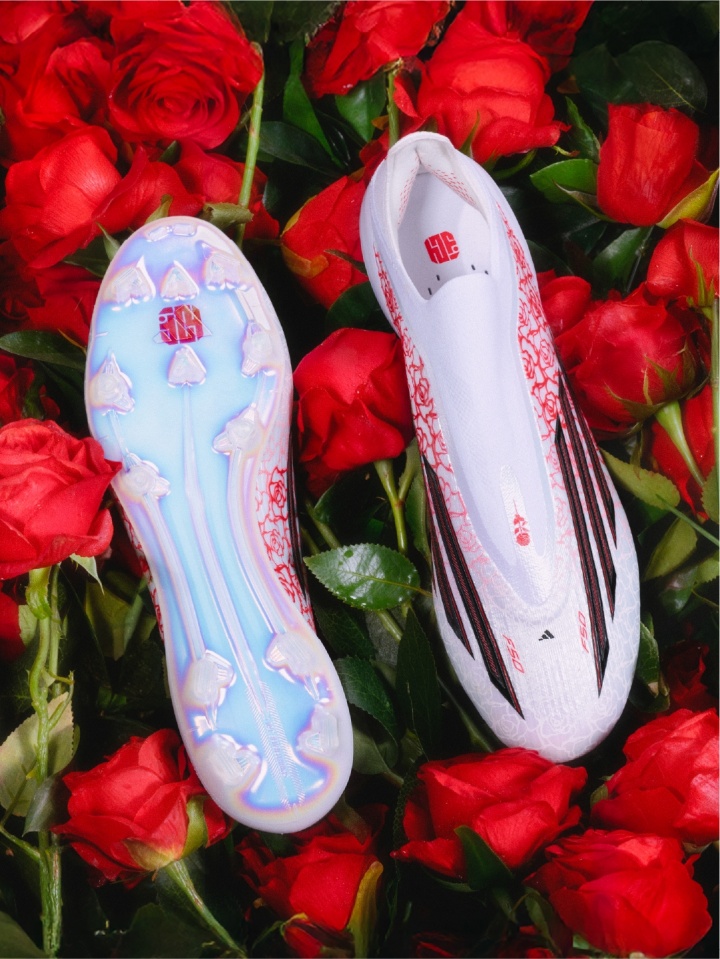 [体育头条]阿迪达斯发布亚马尔个人款F50“心之猎手”战靴 纯白色点缀红玫瑰(图3)