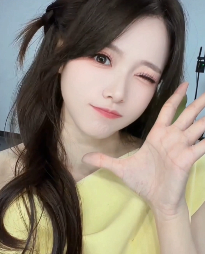 【万博电竞】主持骆歆晒照：8号本特派员也会去决赛现场哦，到时候见😉