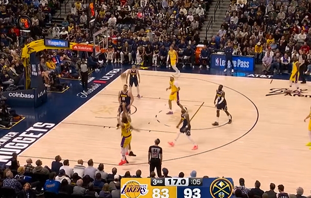  没哨又如何？东契奇接球三分后迎着防守再中高难度横撤步倒地三分