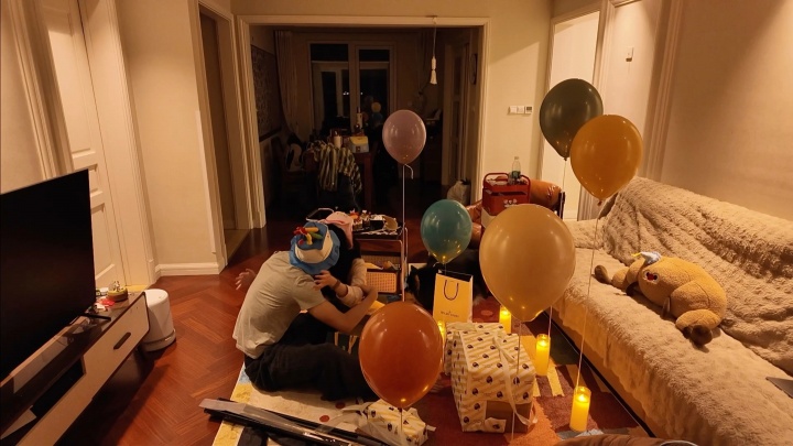 [有道理嘛?]甜蜜！李昊迎22岁生日，女友凌晨晒照发文庆生：生日快乐爱夫(图4)