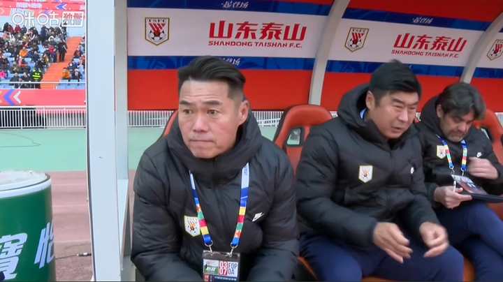 【球迷报道】挂职主帅！赛前转播镜头给到宿茂臻，宿茂臻示意让其拍身旁的韩鹏(图2)
