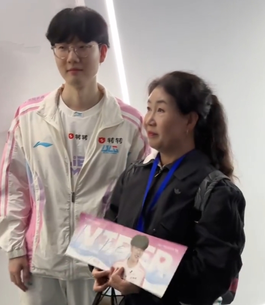 BLG分享视频:Viper妈妈也来到苏州决赛现场,为儿子和BLG加油【球盟会】