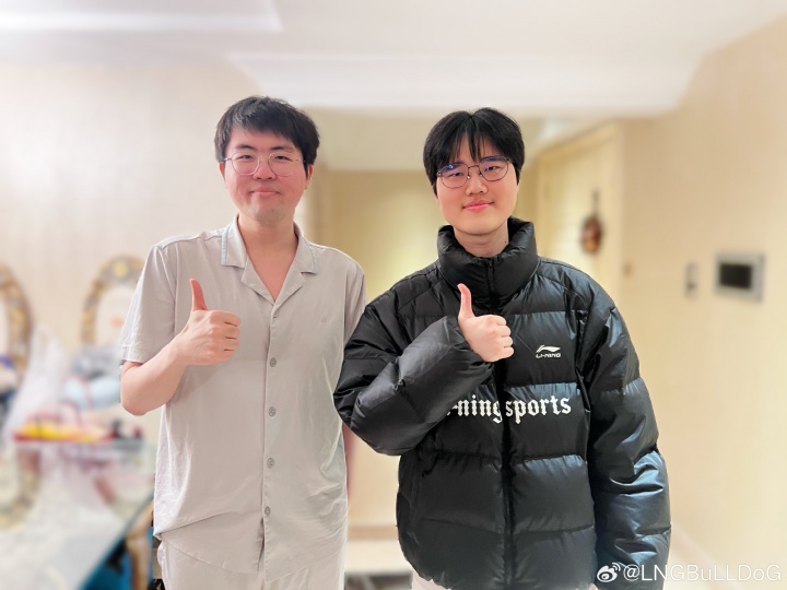 【万博电竞】中韩“姿态”见面！LNG中单BullDog晒出今天做客姿态直播间合照