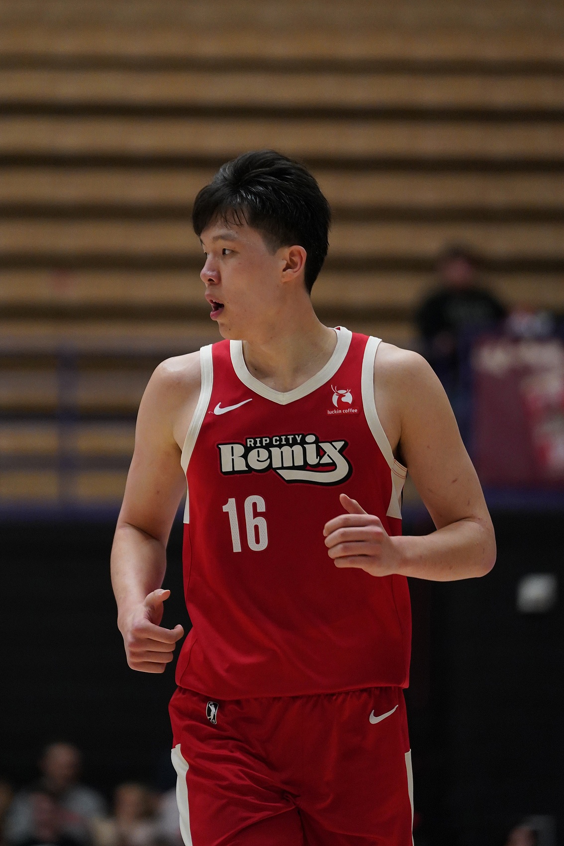 【体育头条】全是拼出来的机会~杨瀚森全场被严防 得到16分13板&7前板2助1帽(图1)