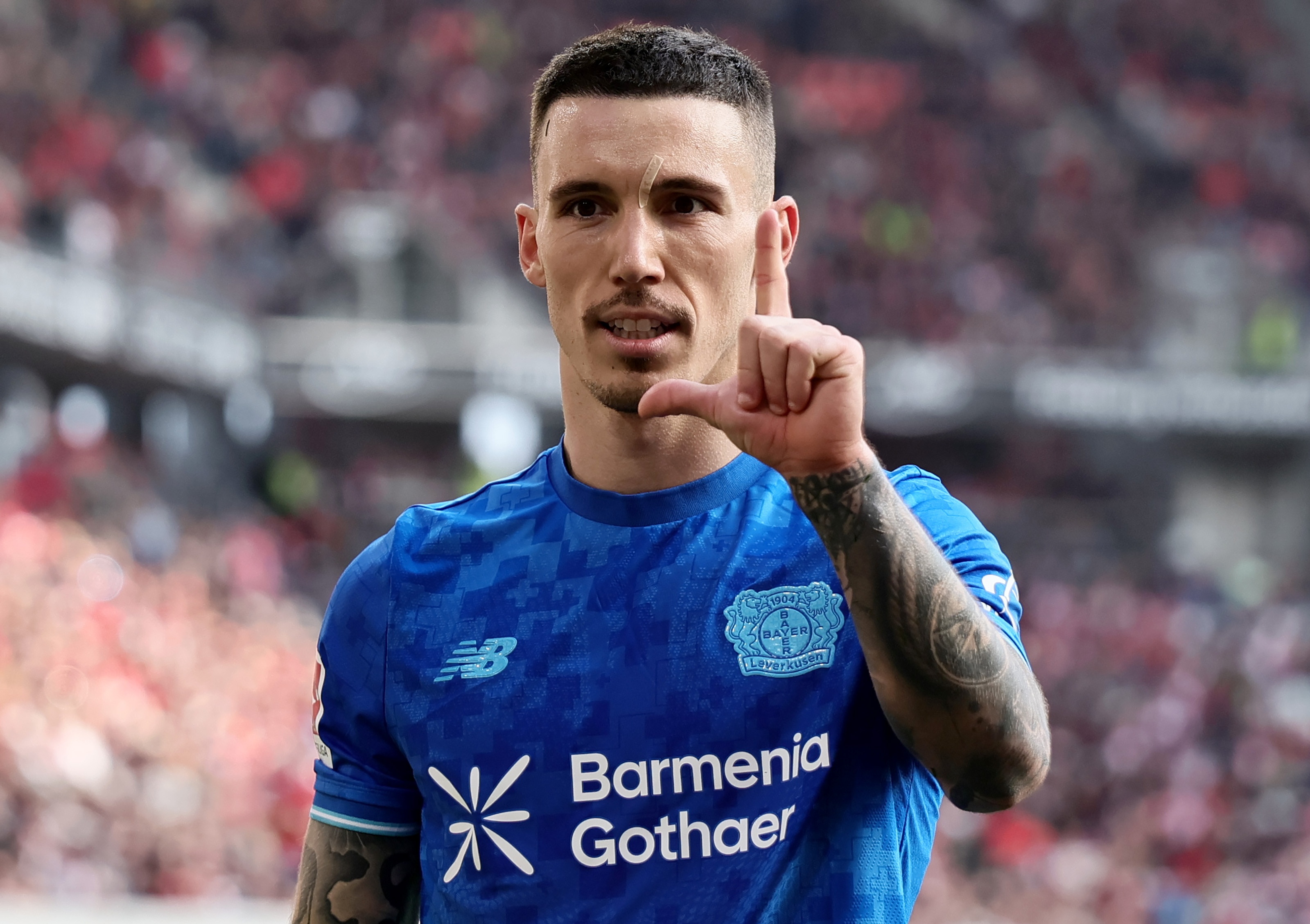 [体育资讯]超绝脚法！格里马尔多再进精彩任意球，赛季35场12球8助5个任意球(图1)