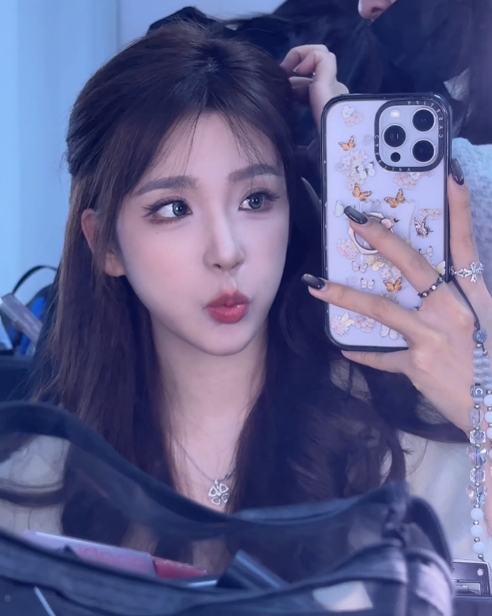 解说Rita更博晒照：昨儿 谢谢 很开心【球盟会】