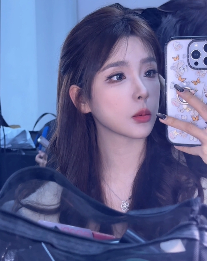 【蜗牛电竞】解说Rita更博晒照：昨儿 谢谢 很开心