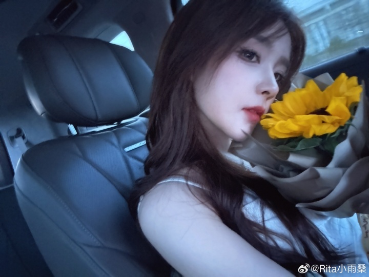 【蜗牛电竞】解说Rita更博晒照：昨儿 谢谢 很开心